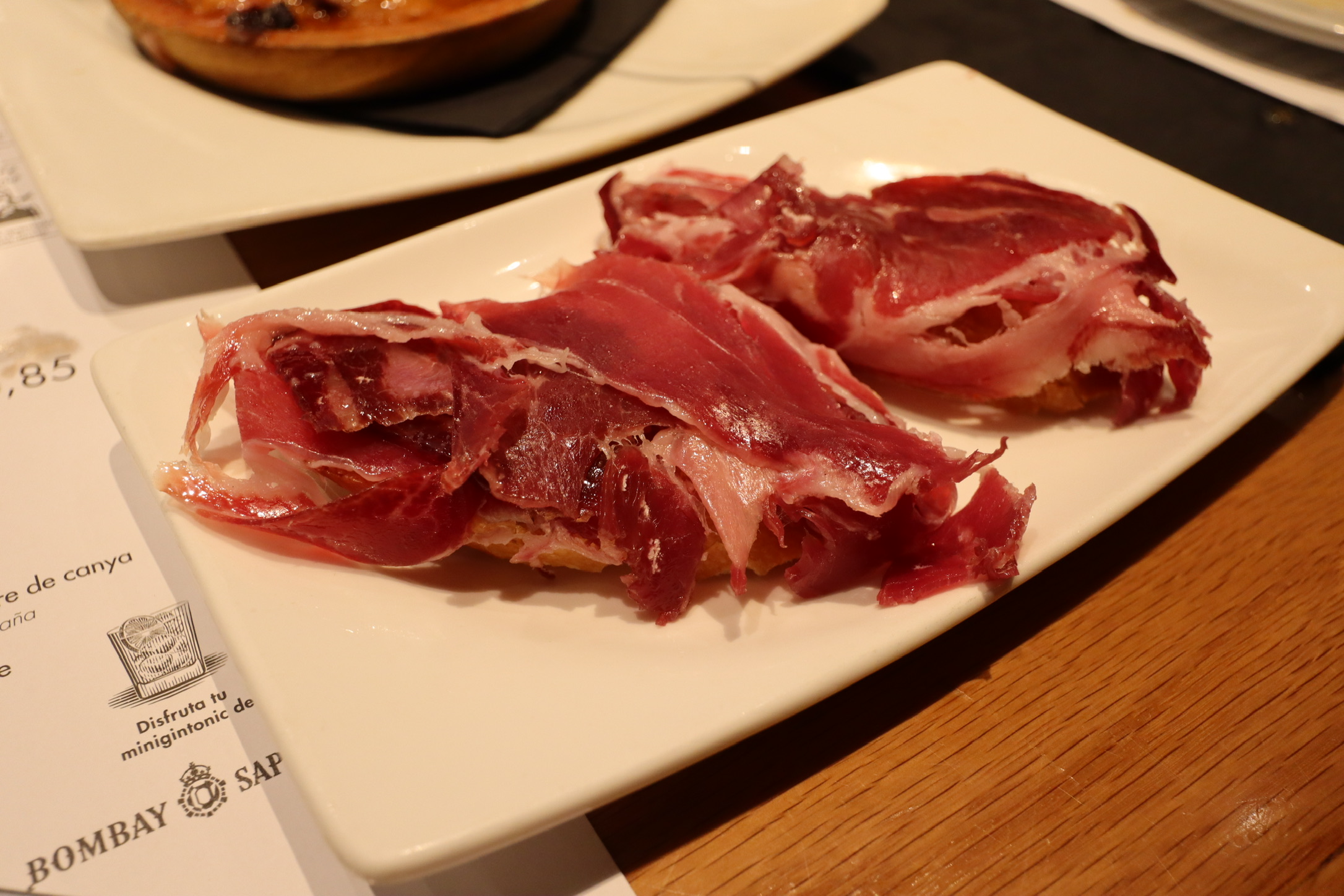 ただ、生ハムをバゲットに乗せただけなのに、旨みがすごすぎる！