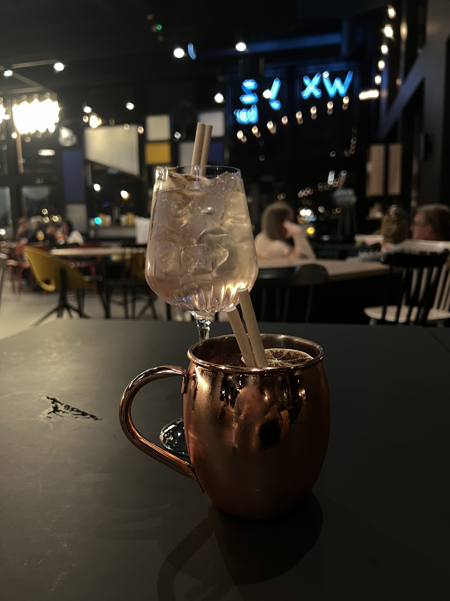 ホテルのバースペースでカクテル