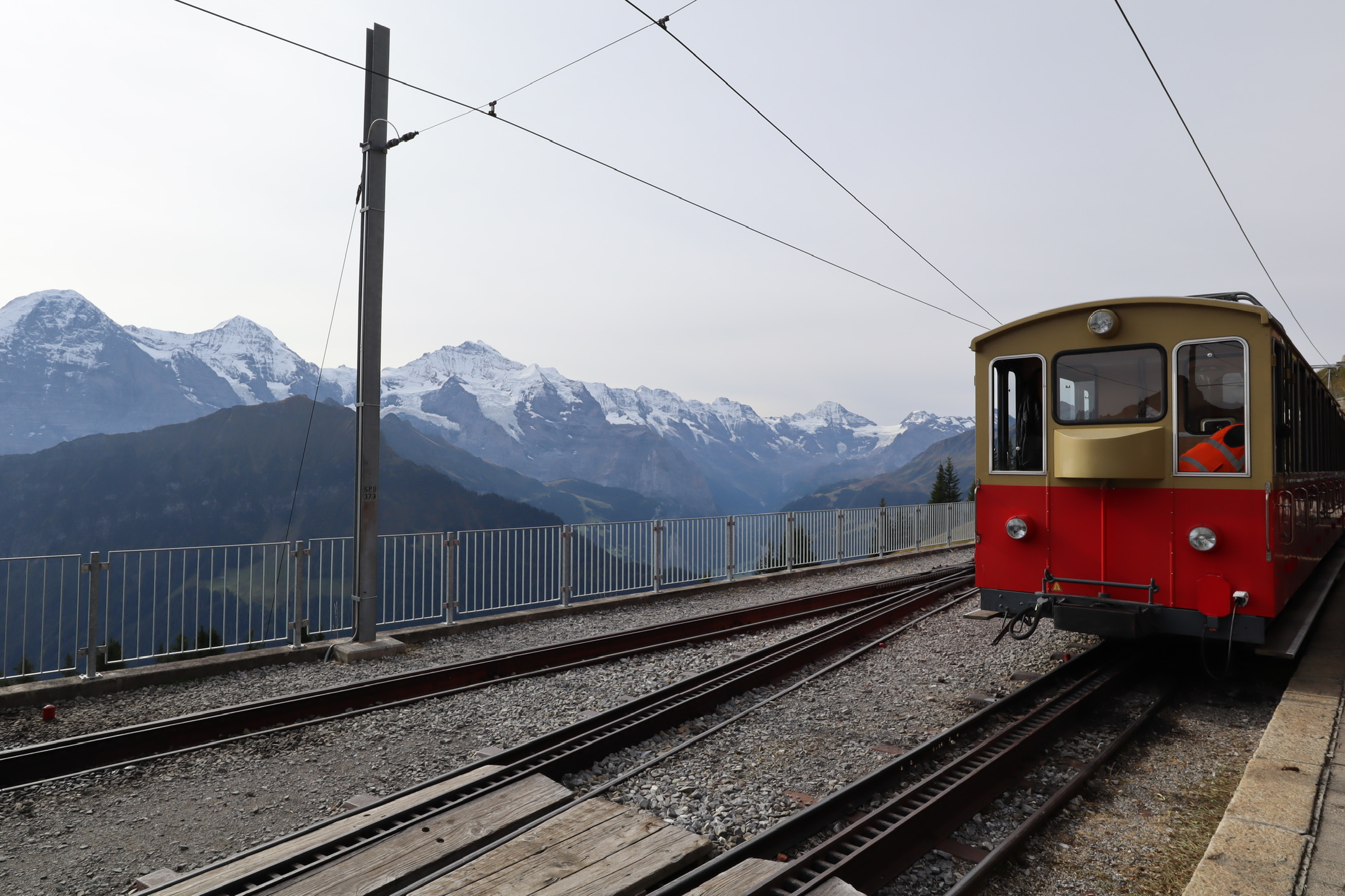 晴れてはませんが、奥に連なる山脈がくっきり見えて感動です
